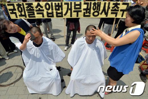 [사진]삭발하는 보수단체 회원들 '국회법 개정안 반대'