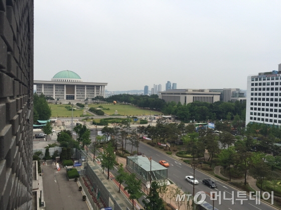 객실 창밖을 보이는 국회의사당과 여의도공원 전망/사진=이지혜 기자 