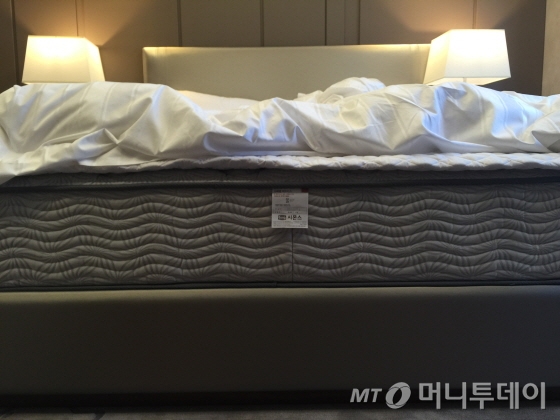 시몬스 뷰티레스트를 사용한 침대/사진=이지혜 기자 