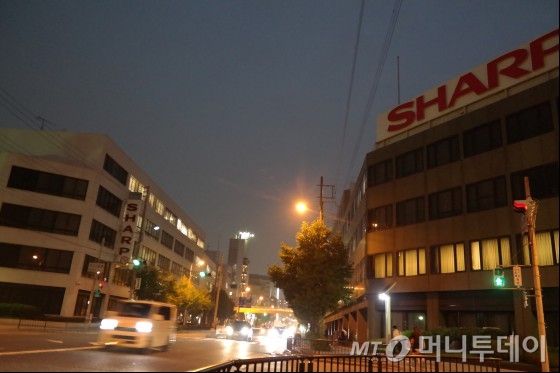 6월 15일 찾아간 오사카시 니시타나베역 인근에 위치한 샤프 본사의 저녁은 한때 세계 전자산업을 호령했던 위용은 사라지고, 한적한 거리에 어두운 불빛만 가득하다./사진=오동희 hunter@