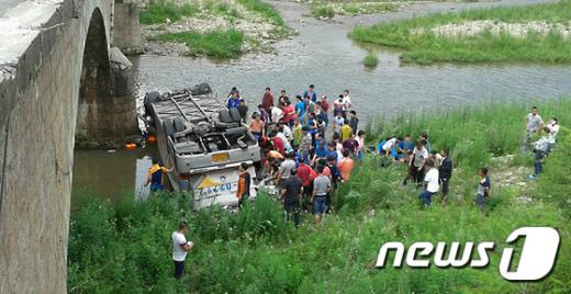 지난 1일 행정자치부소속 지방행정연수원 연수생 20여명을 태운 버스가 중국 지안과 단둥 경계지점인 조선족 마을 인근 다리에서 추락했다. (독자제공)2015.7.2/뉴스1 © News1 피재윤 기자