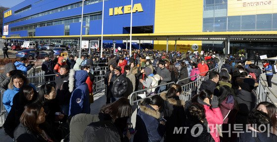이케아 한국 1호점 오픈 첫날인 지난해 12월 18일 경기 광명점 앞에 고객들이 입장을 위해 줄 서있다./사진=뉴스1
