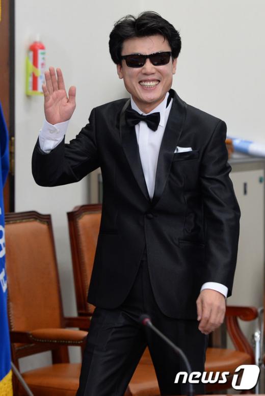 [사진]진성준 의원 '선글라스 쓰고 입장'