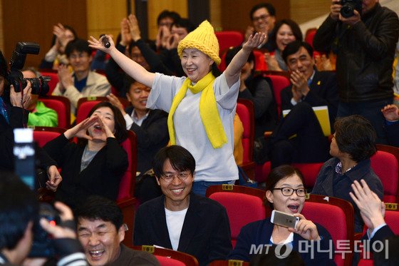 심상정 정의당 의원이 지난 3월 서울 여의도 국회 의원회관에서 열린 3차 정기 당대회에 앞서 벌어진 식전공연 무대에 올라 지누션의 '말해줘'에 맞춰 춤과 노래를 선보이고 있다./사진=뉴스1제공