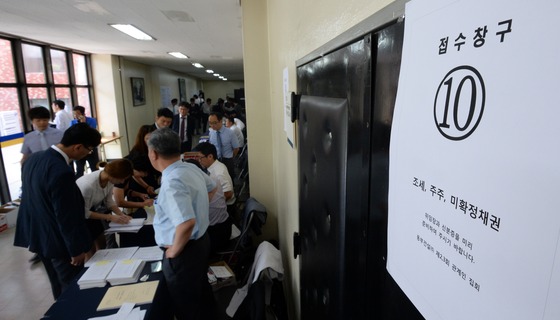3일 오전 서울중앙지법에서 열린 동부건설 제2,3회 관계인 집회에 참석한 채권자와 주주들이 법정에 들어가기 위해 등록을 하고 있다. /사진=뉴스1