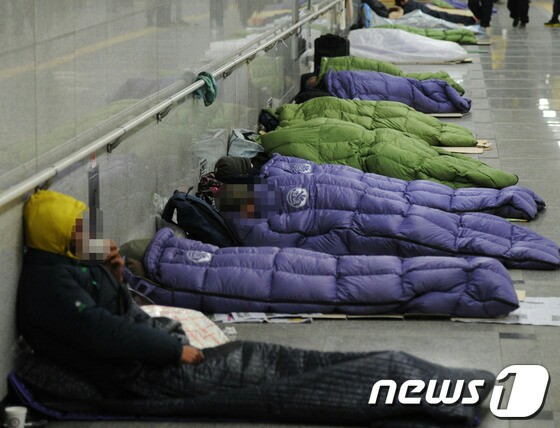 서울역 일대 지하도에서 노숙인들이 잠을 청하고 있다./사진=뉴스1