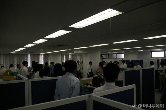 장영식 에이산 사장(가운데)이 본사 사무실에서 직원들과 얘기를 나누고 있다/사진= 정진우