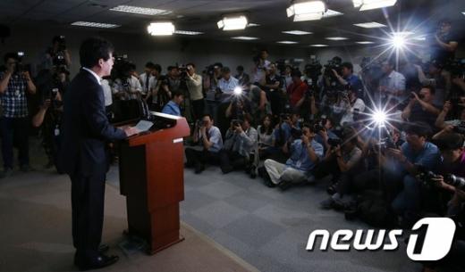 [사진]유승민, 원내대표 사퇴 기자회견