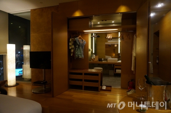 옷장을 열면 욕실이 보이는 이색 구조/사진=이지혜 기자 