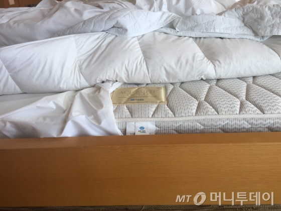 침대는 에이스스위트골드와 거위털페드를 사용했다. 매트리스가 최근 리뉴얼한 호텔 대비 사양이 떨어져 아쉽다/사진=이지혜 기자
