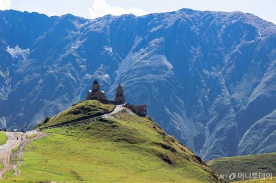 게르게티성 삼위일체교회 (코카서스 3개국의 하나인 조지아): 해발 2170m 산봉우리에 홀로서 있는 성당이어서 격변기에 귀한 성물을 피난시키는 장소였다./사진제공=착한여행