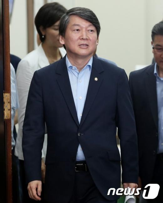 [사진]'국정원 불법사찰' 진상조사위원장 임명된 안철수
