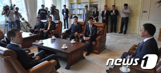 [사진]남북공동위 대표단 접견하는 홍용표 통일부 장관
