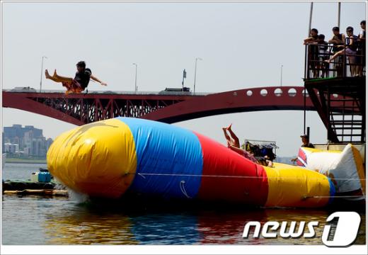 시민들이 한강에서 블롭 점프를 체험하고 있다. (사진=서울시 제공) 2015.07.06/뉴스1 © News1 2015.07.06/뉴스1 © News1