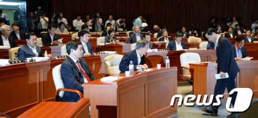 [사진]새정치민주연합 '혁신위원장을 향한 시선'