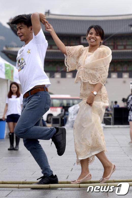 [사진]'필리핀 전통춤 티니클링'