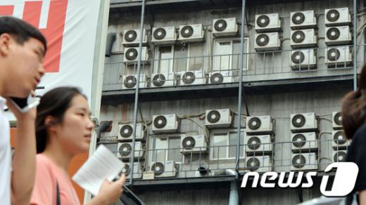 건물에 설치돼 풀가동되고 있는 에어컨들./ 뉴스1 © News1 김명섭 기자