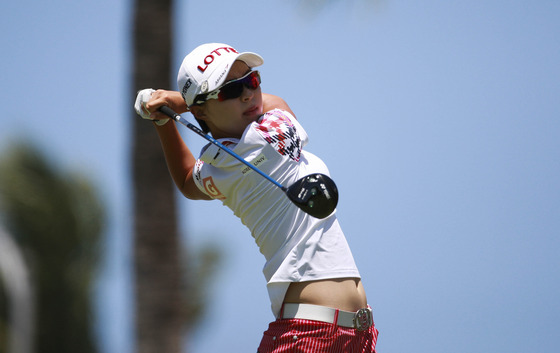 프로골퍼 김효주(20·롯데)가 30일 열린 미국여자프로골프(LPGA) 투어 '2015 리코 위민스 브리티시 오픈' 1라운드에서 단독 선두에 올랐다. /사진=뉴스1