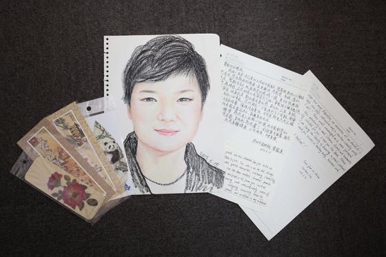 박근혜 대통령이 중국 청년 팬으로부터 받은 손편지와 초상화, 책갈피/ 사진=박근혜 대통령 페이스북 