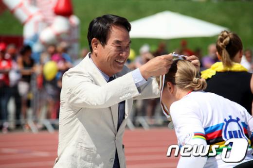 [사진]김성일 대한장애인 체육회장 세계선수권대회 메달수여