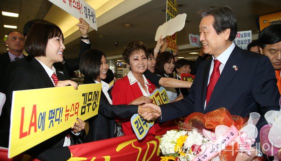  미국을 방문 중인 새누리당 김무성 대표가 31일 오전(현지시간) LA공항에 도착, 50여 명의 현지 교민들이 피켓과 꽃다발을 들고 김무성 대표를 열렬한 환영을 받고 있다.(새누리당 제공) 
