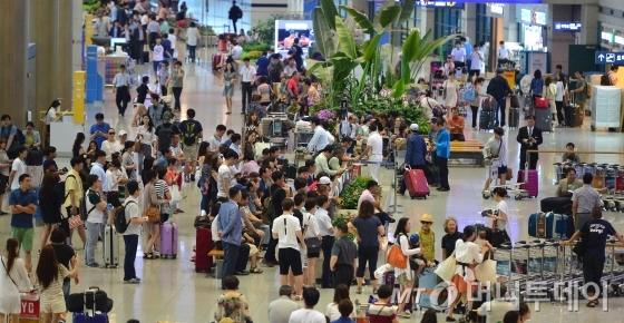 인천국제공항에 해외로 떠나려는 관광객들이 붐비고 있다. / 사진제공 = 머니투데이DB