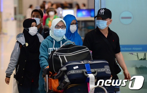 인천국제공항을 통해 국내오 입국하는 외국인들./뉴스1 © News1 박지혜 기자