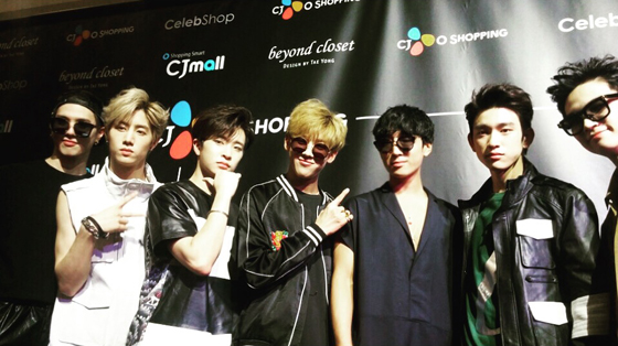 '‘KCON(케이콘) 2015'에 참여한 고태용 디자이너(오른쪽에서 세번째)와 그룹 '갓세븐'/사진제공=비욘드 클로젯 X CJ오쇼핑