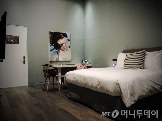 에버그린  벽과 이빛나씨 그림이 무척 인상적이었던 607호 객실/사진=이지혜 기자 