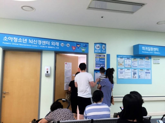 서울대어린이병원 희귀질환센터에는 여러병원을 옮겨다니면서 중복검사를 받았으나 진단을 받지 못한 환자들이 많다.