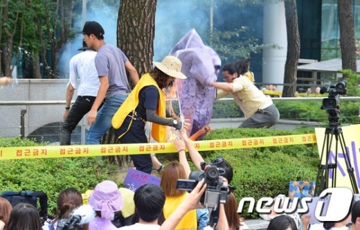 [사진]정대협 수요집회에서 80대 노인 분신 '아수라장'