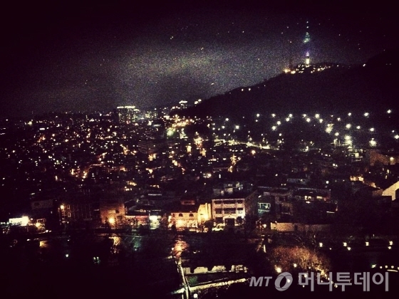 아이폰으로 찍은 남산타워 야경. 밤엔 한강 전망보다 분위기 있다/사진=이지혜 기자 