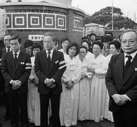 아버지인 이병철 삼성 회장 장례식(1987년 11월)에서의 삼성가 3형제. 오른쪽 첫번째가 이맹희 CJ그룹 명예회장, 앞줄 왼쪽 첫번째는 이건희 삼성 회장, 오른쪽 옆(양복 입은이)은 당시 이창희 새한그룹 회장