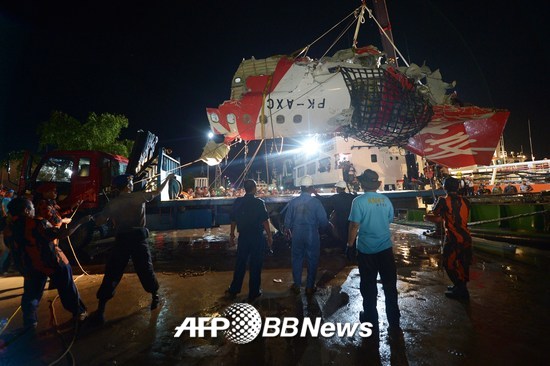 지난 1월 11일 인도네시아 당국이 지난해 12월 인도네시아 자바해에 추락한 에어아시아 QZ8501편 잔해를 처리하고 있다./사진제공=AFPBBNews