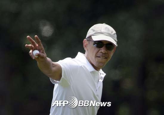 버락 오바마 미국 대통령은 지난 15일 휴가지인 매서추세츠주 마서스 비니어드 섬의 팜넥 골프장에서 빌 클린턴 전 미국 대통령과 함께 골프를 즐겼다./ AFPBBNews=뉴스1