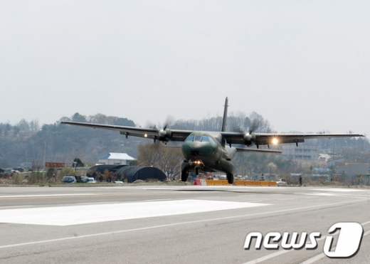 연세대가 을지훈련 기간에 공군 수송기를 이용해 워크숍 장소로 이동하려고 했던 사실이 알려지며 18일 논란이 일고 있다. 사진은 공군 CN-235수송기.   /뉴스1 © News1