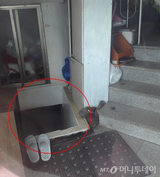 서울 영등포구 신길동에 위치한 한 다가구주택. 원안은 다가구주택 지하방으로 내려가는 입구로 허리를 숙여야 내려갈 수 있는 수준이다. /사진=신현우 기자