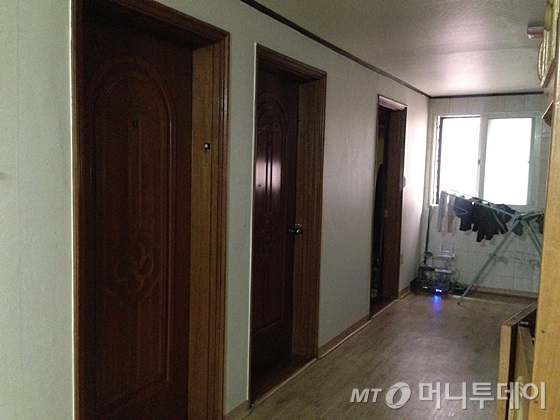 서울 관악구 신림동에 위치한 한 다가구주택의 '잠자는 방'. 개별 방이 있지만 공용거실과 공용화장실을 사용한다. /사진=신현우 기자