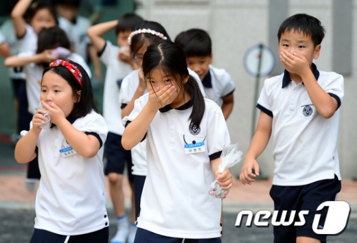 [사진]민방위의 날, 대피훈련 받는 초등학생들