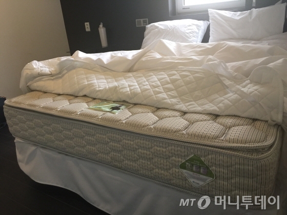 침대는 에이스가 지난해 Z스프링을 적용해 만든 플래티넘 매트리스를 사용했다/사진=이지혜 기자
