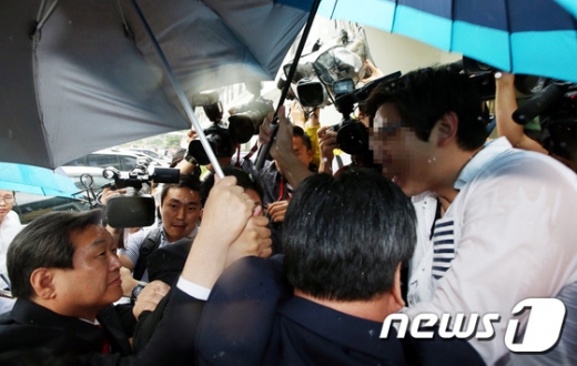 [사진]김무성 대표 '험난한 명예박사 수여식 가는길'