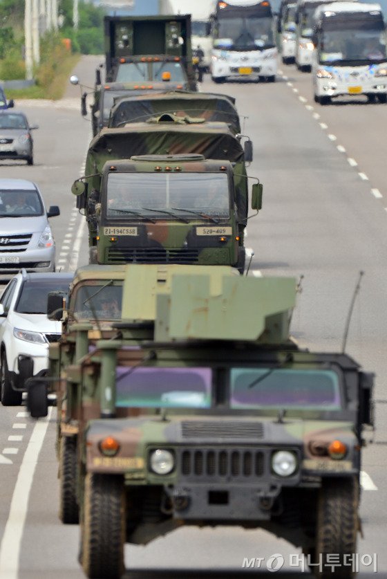  북한 포격도발 뒷날인 지난 21일 오후 주한미군차량들이 경기도 파주시 탄현면 도로를 지나고 있다. / 사진 = 뉴스1  