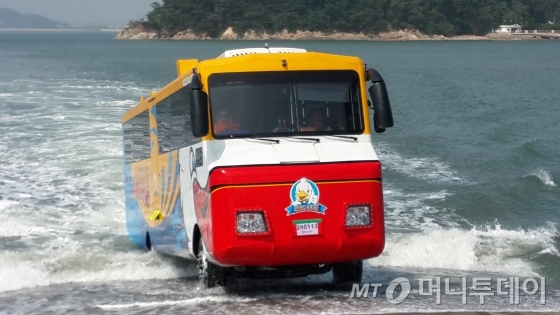 인천 아라뱃길에서 운행되고 있는 수륙양용버스의 모습 /사진제공=아쿠아관광코리아