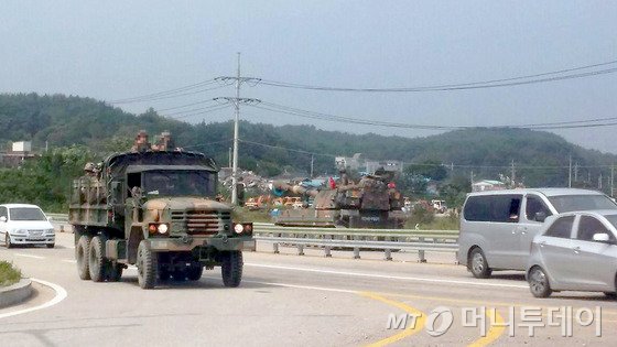  북한의 서부전선 포격도발로 남북 간 긴장이 고조되고 있는 가운데 지난 22일 오후 강원 고성군 일원에서 군병력이 이동을 하고 있다. / 사진 = 뉴스1