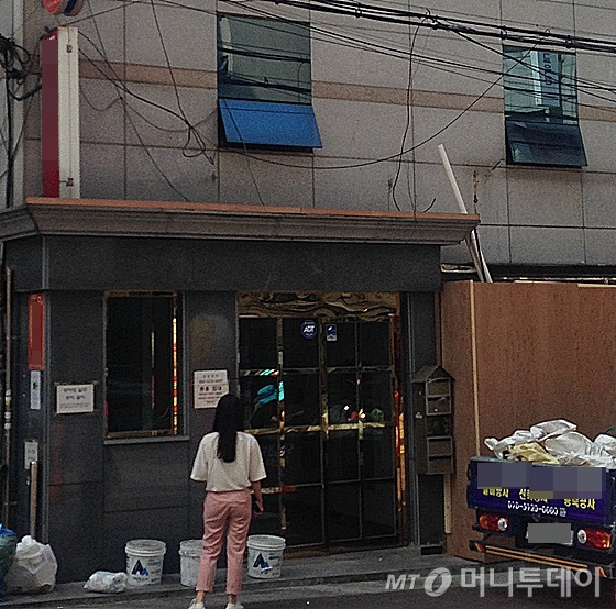서울 관악구 대학동 한 건물 앞에서 여학생이 '원룸 임대 안내문'을 보고 있다. /사진=신현우 기자