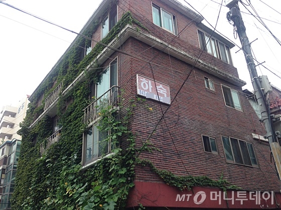 서울 영등포구 신길동에 위치한 한 다가구주택 벽에 '하숙 안내문'이 붙어있다. /사진=신현우 기자