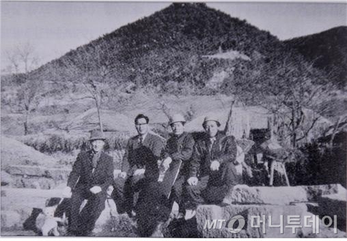 1959년 감은사지 발굴현장에서 고(故) 김정기 박사의 모습(맨 오른쪽). /사진제공=문화재청<br>
