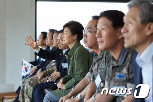 [사진]박 대통령, 통합화력 격멸훈련 참관
