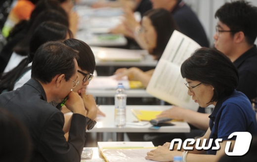한국대학교육협의회 주최로 열린 '''2016학년도 수시 대학입학정보 박람회''를 찾은 수험생과 학부모들이 건국대학교 부스에서 수시 전형 안내와 상담을 받고있다. © News1