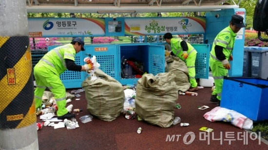 환경미화원들이 지난달 31일 서울 영등포구 본동에 있는 한 '재활용 동네마당'에서 분리배출된 재활용품을 수거하고 있다./사진=영등포구 제공